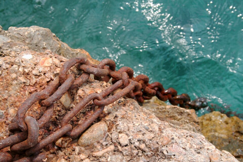 Rusty chain link metal chain