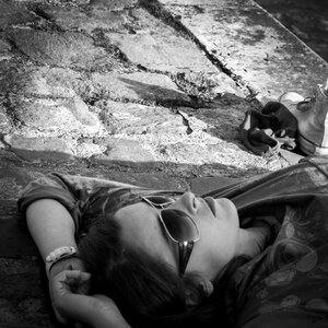 Young woman paris of the seine