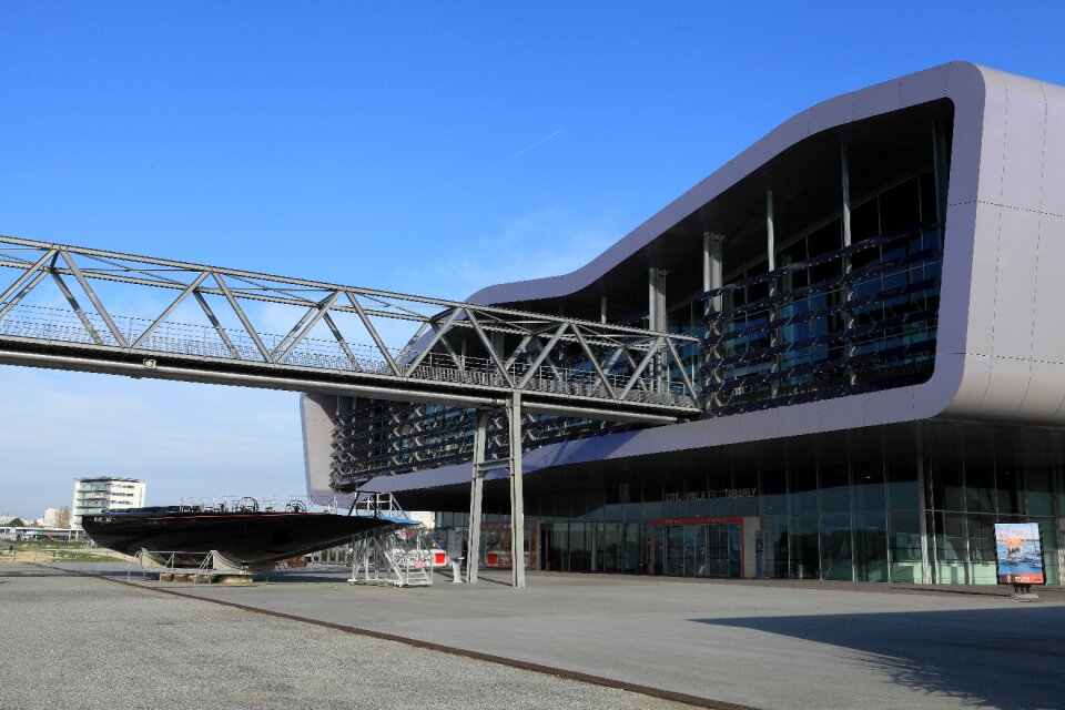 Building modern architecture vitreous