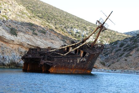 Sea abandoned ship photo