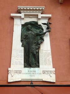 Statue art building