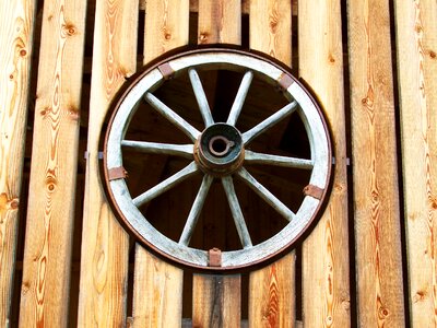 Old wagon wheel horse-drawn carriage wheel wood photo