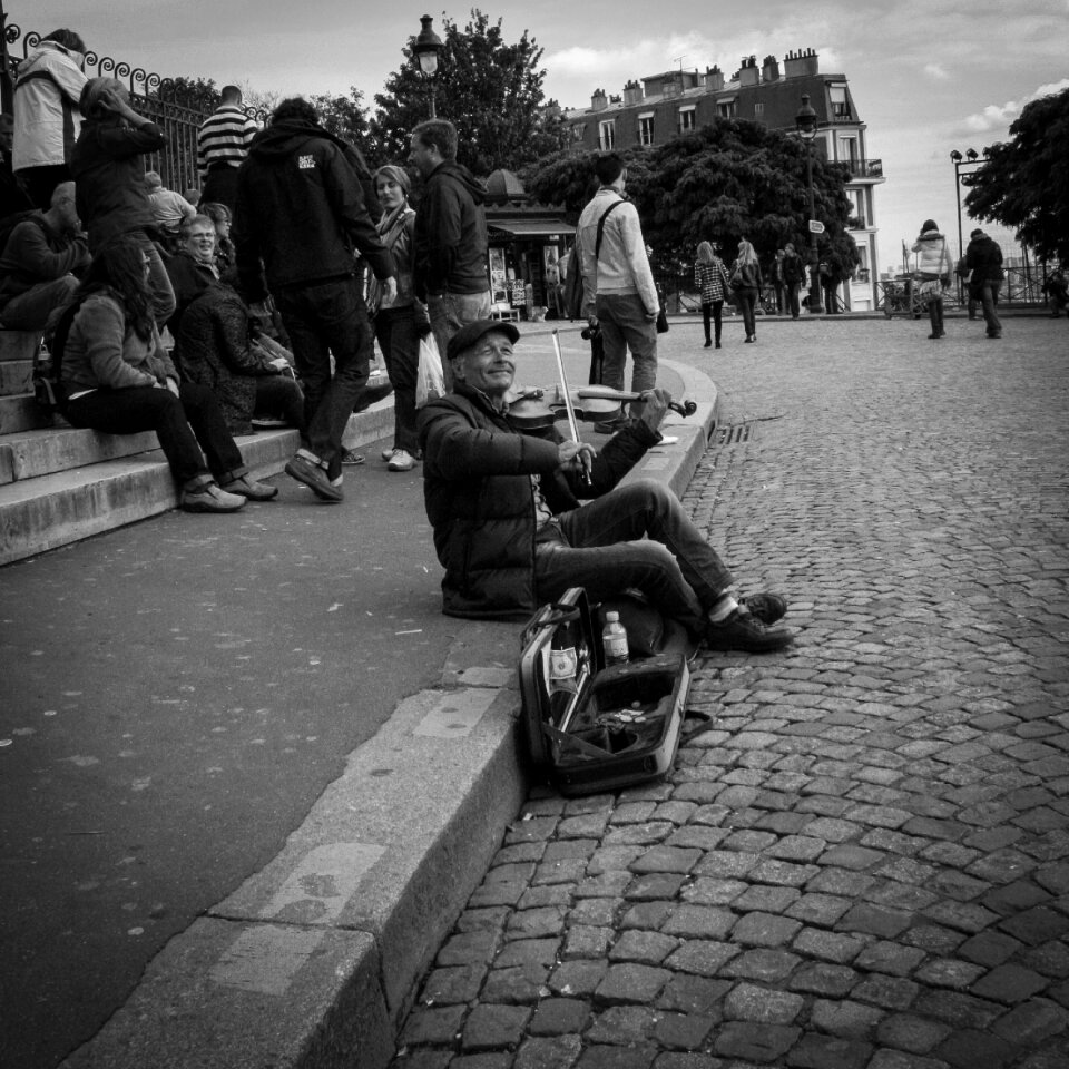 Montmartre street musician sacred heart
