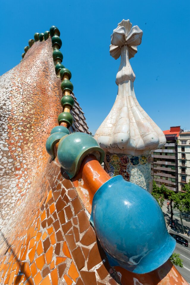 Gaudi building construction particular