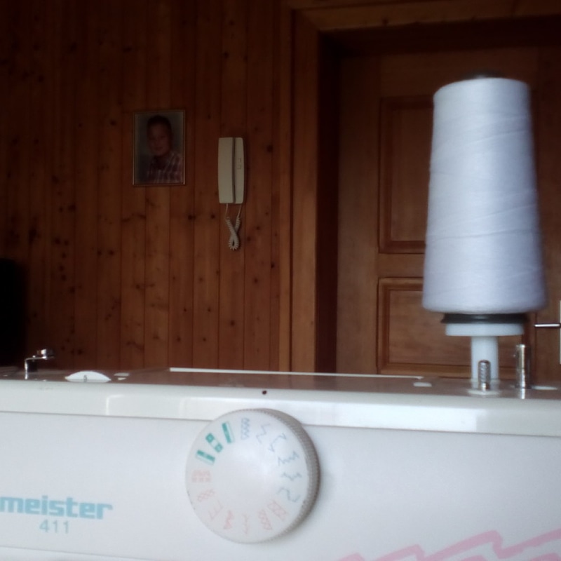 Sewing machine spool holder