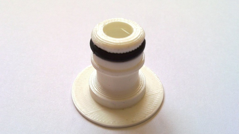 Snap-fit hose connector, male