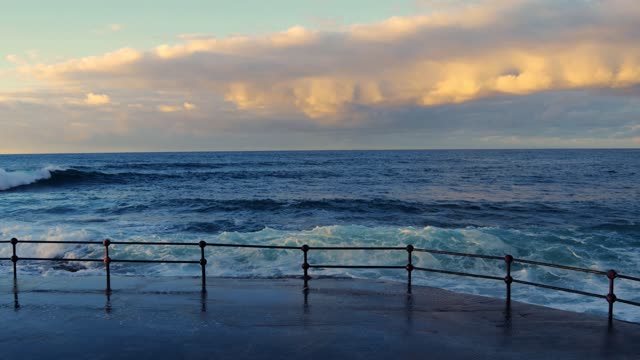 Ocean waves splash