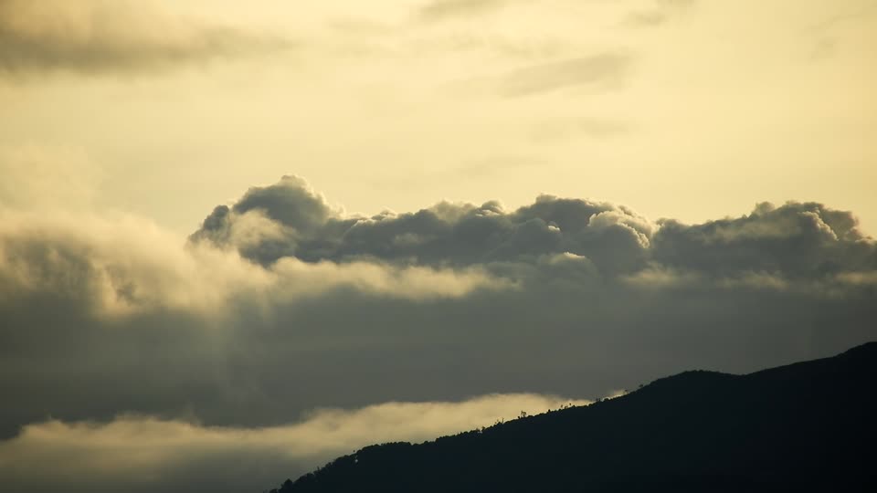 Mountain cloud wind