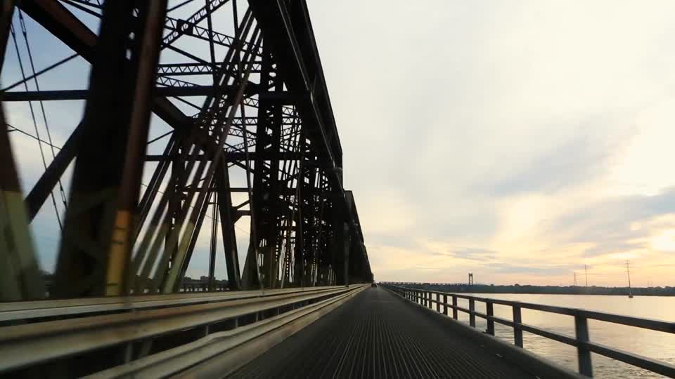 Driving bridge tourism
