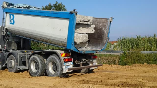 Rocks worksite i unload