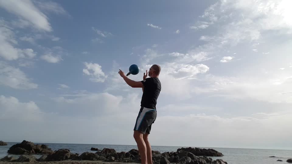 Kettlebell juggling kettlebells kettlebell training