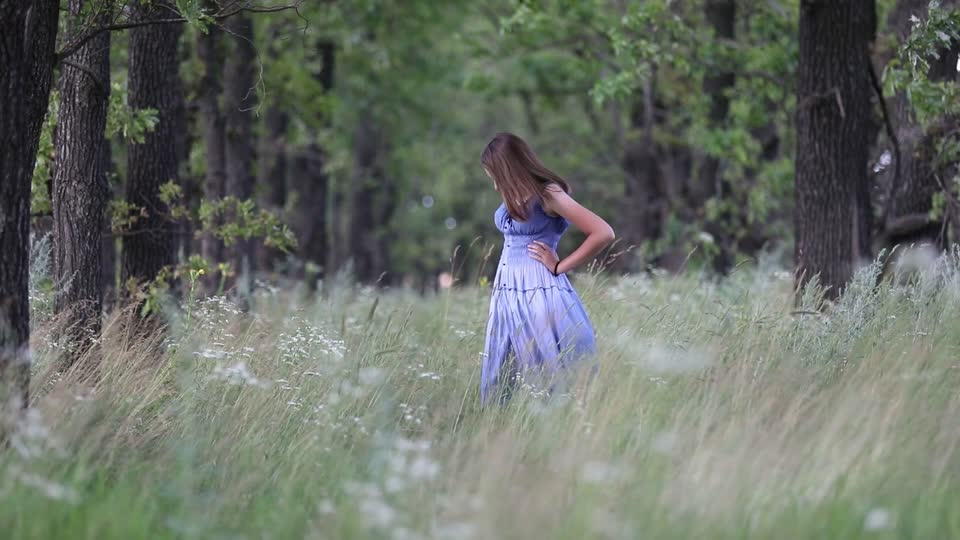 Young woman forest oak