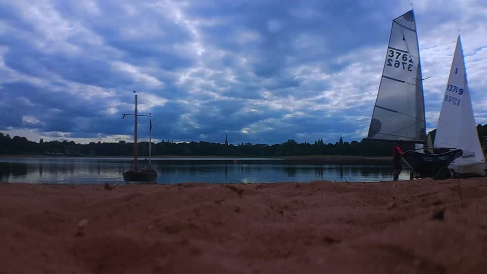 Sailing reservoir clouds