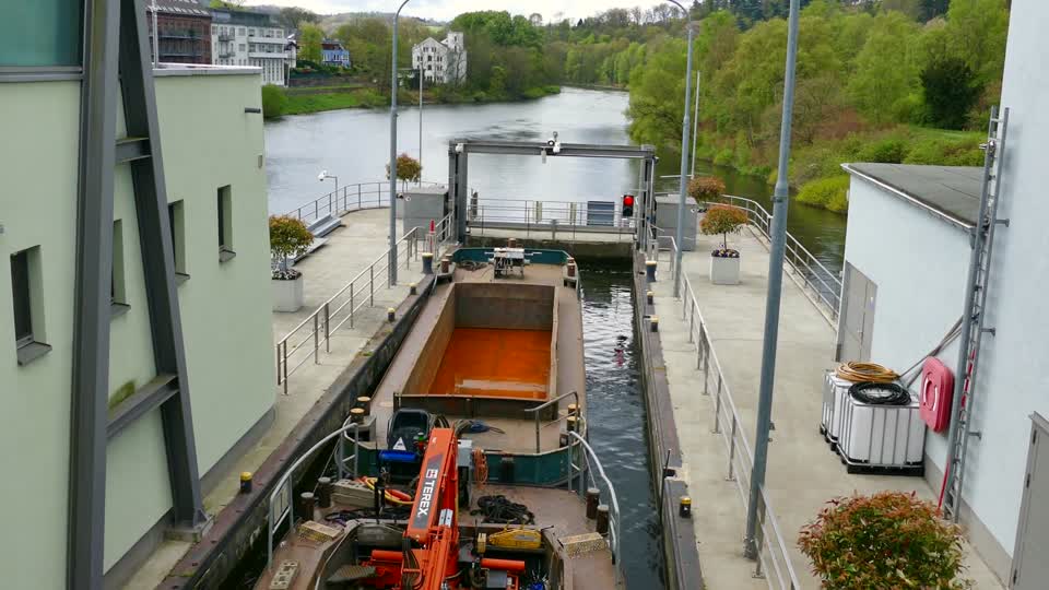 Lock shipping inland shipping