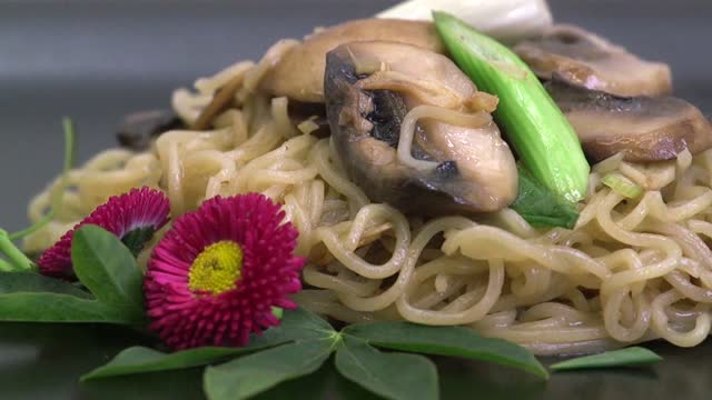 Mushroom chow mein mein
