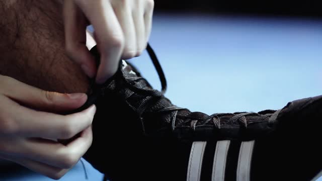 Shoes laces tying