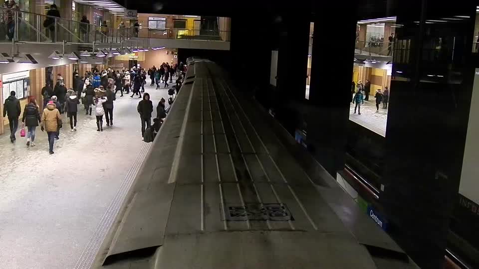 Metro warsaw crowd