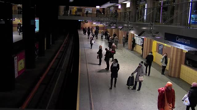 Metro warsaw crowd