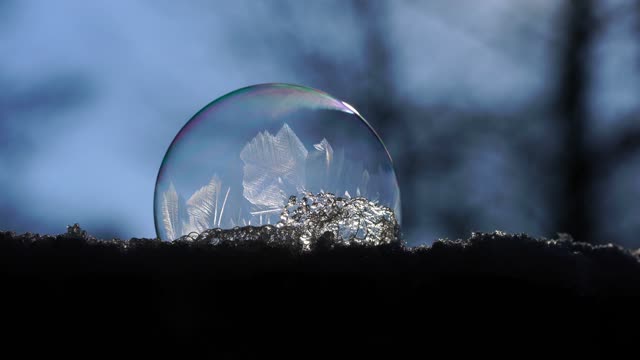 Soap bubble freeze crystal formation