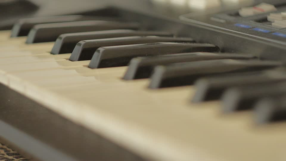 Synthesizer piano controller