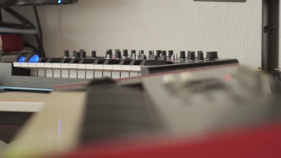 Synthesizer piano controller