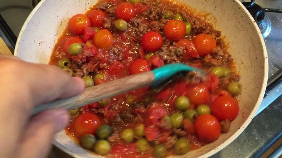 Tomato sauce ground beef pasta