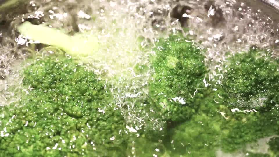 Cooking boiling broccoli