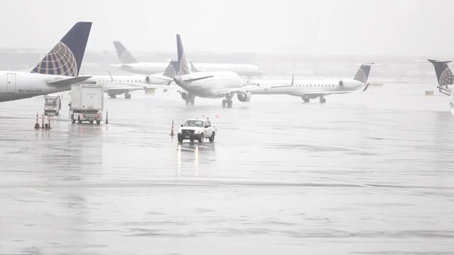 Airport airliner airplanes