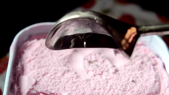 Ice cream ice cream pot strawberry
