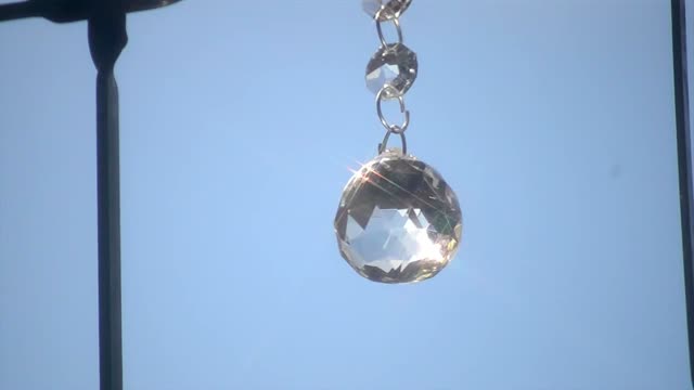 Pendulum crystal light