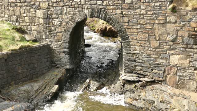 Stream gate wall