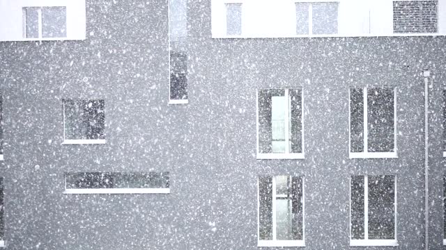 Trickle snow snowfall