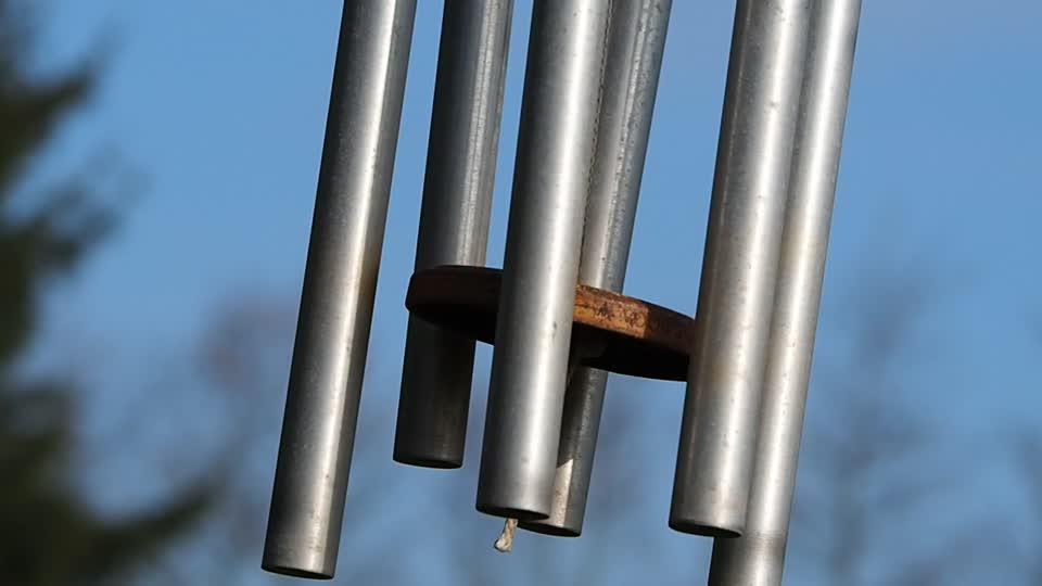 Wind pendant wind noise