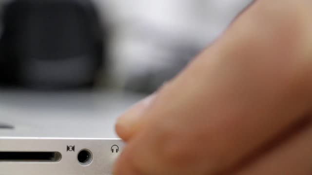 Headphones jack earphones