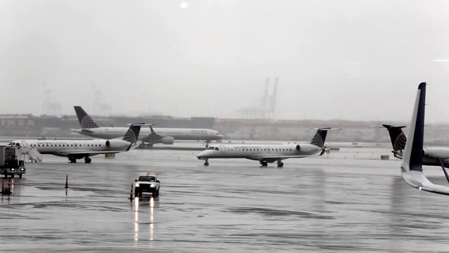 Airplanes airport runway