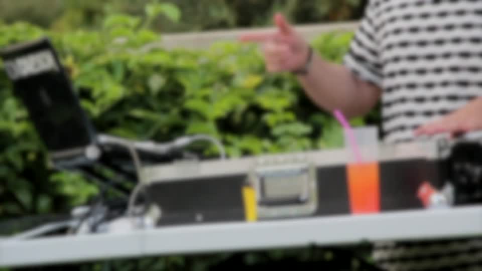 Scratching dj vinyl