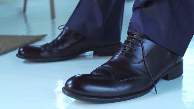 Shoes tie men
