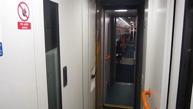 Front gangways of a Class 475