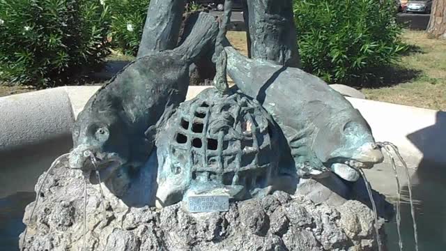 Child fisher" (Detail) - bronze fountain by Raffaele Marino (1868-1957) at Mergellina in Naples