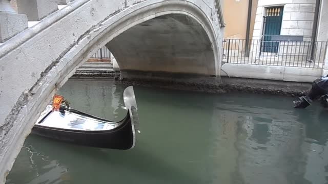 Neapolitan song in Venice ["Funiculì Funiculà" (1880) by Giuseppe Turco, lyricist, and Luigi Denza, musician]