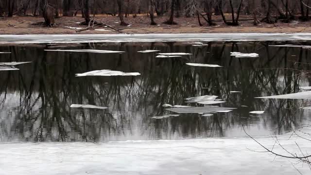 Sheets of Ice on the Mississippi River
