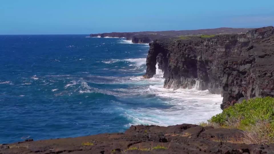 Waves breaking at Holei Sea Arch