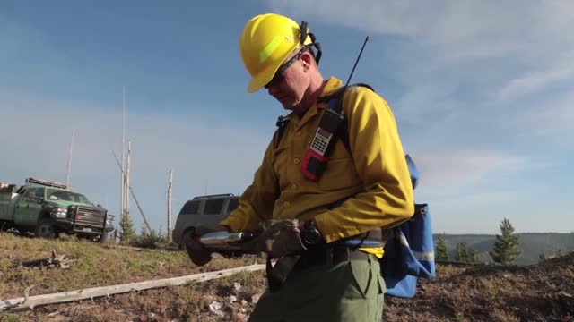Clip of DIVS Leigh Sage (Aussie) firing a very-pistol