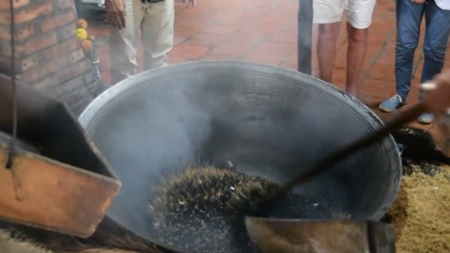 Vietnam. Sa Dec. How to make popped rice, using heat, sand and sieves.  Video.